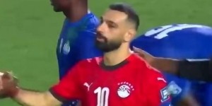 追星！塞拉利昂教练和球员赛后找萨拉赫合影